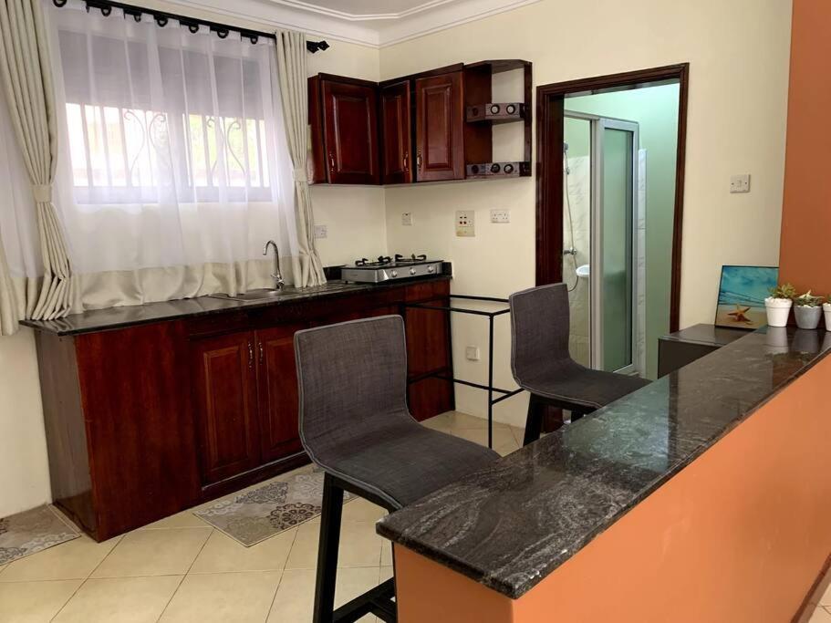 Cozy 2-Bedroom Apartment Within City Limits. Kampala Esterno foto