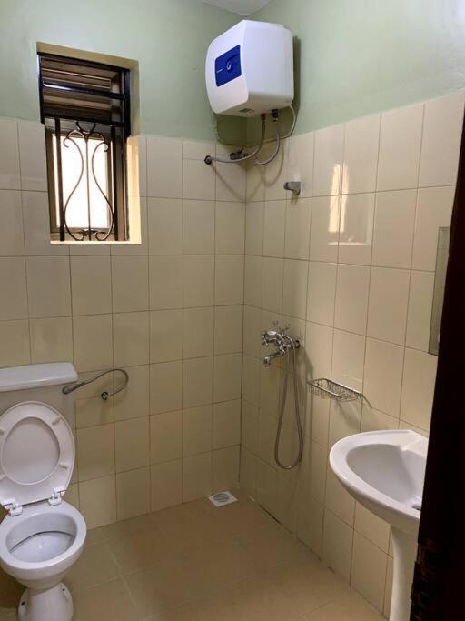 Cozy 2-Bedroom Apartment Within City Limits. Kampala Esterno foto
