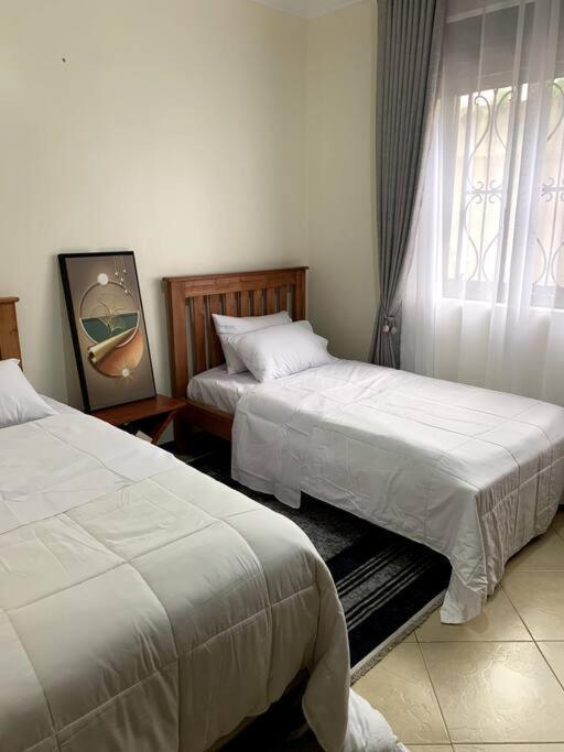 Cozy 2-Bedroom Apartment Within City Limits. Kampala Esterno foto